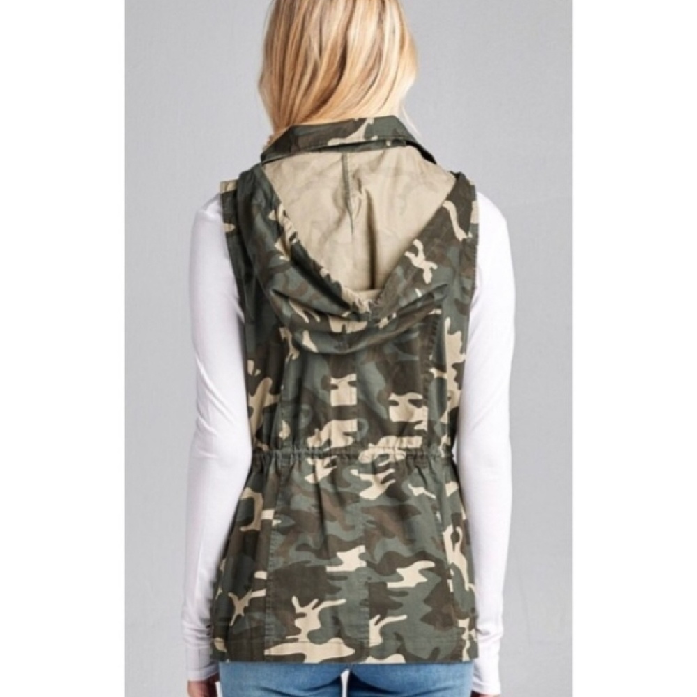 💞1 Left 🌟Camo Utility Hooded Vest - Picture 2 of 3